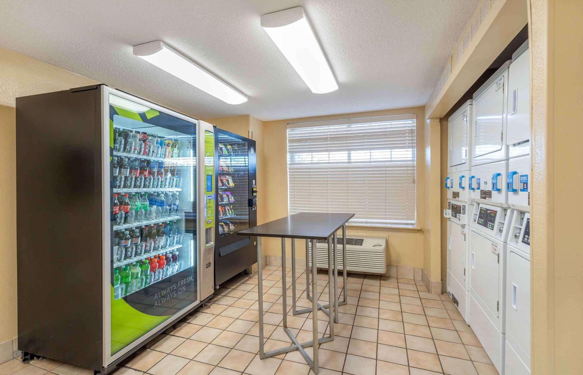 Extended Stay America Select Suites - Chicago - Lombard - Oakbrook Оукбрук Теръс Екстериор снимка